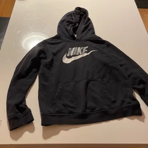 En Nike tröja med bra skick - Väldigt bra skick använd några gånger sen blev den för liten. Pris kan diskuteras 