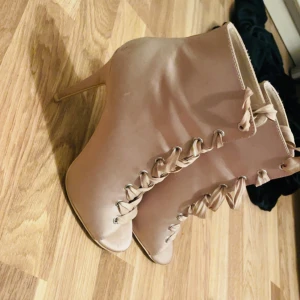 Beige klackskor - Snygga beige klackskor som är i bra skick