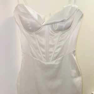  vit student/fest klänning  - Snygg vit klänning som man kan ha på fester. Klänning är endast använd tre gånger och är i gott skick