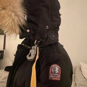 Parajumper dam xs  - Jag säljer min parajumper jacka då jag inte använder den längre. Köpt på johnells för 10.000 och kvittot finns kvar  Den är använd under 1 vinter så skicket på jackan är super bra Inga skador på jackan. Även ett svart märke till jackan kommer med!