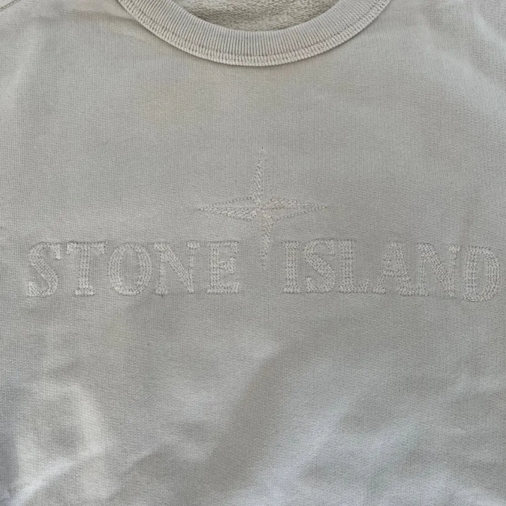 Säjer en snygg beige tröja från Stone Island, den är i nytt skick och endast använd några få gånger. Tröjan är i storlek Junior och passar för folk från 10-12 år gamla. Modellen görs ej längre vilket gör den ännu mer exklusiv😉Nypris var 2000 på NK✅. Tröjor & Koftor.