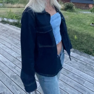 Mörkblå jeans jacka  - Kommer inte till användning! Skriv om ni har frågor!