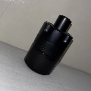 Helt ny 100ml Azzaro Parfym för endast 799kr - En helt ny Azzaro parfym 100ml har aldrig andvänt den. Jag köpte den för två dar sedan men den passar inte min stil.