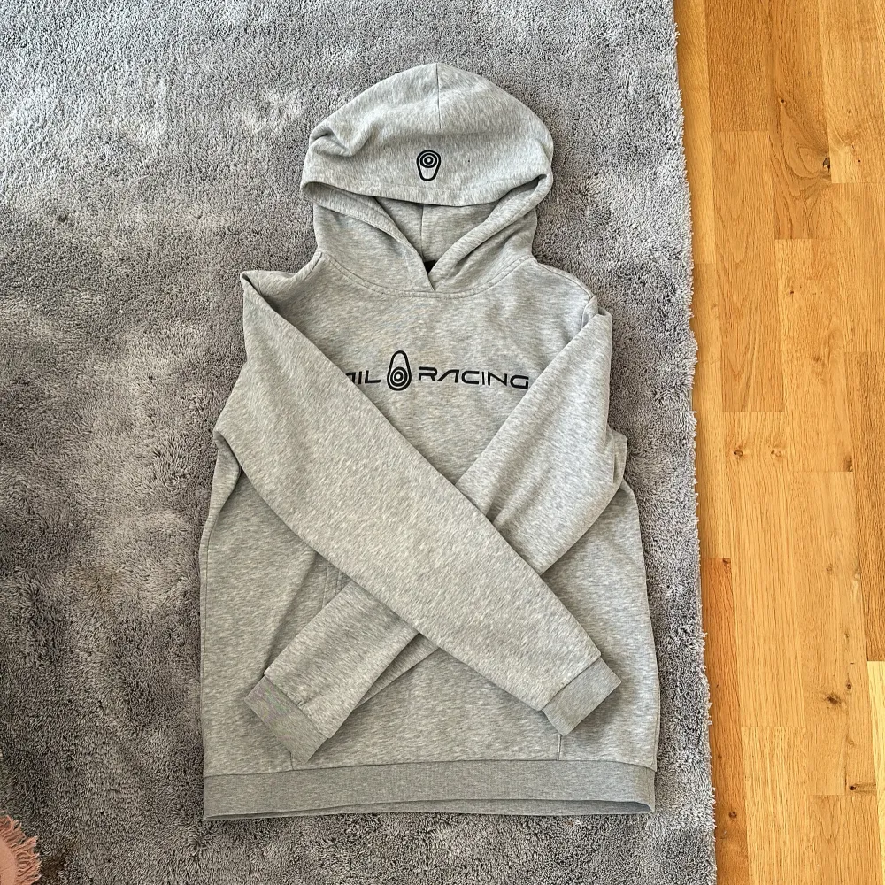 Hej säljer min sail racing hoodie dp den inte passar längre priset går såklart att diskuteras och är öppen för byten . Hoodies.