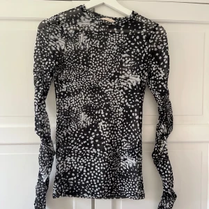 Cool genomskinlig tröja💖 - Jättesnygg genomskinlig tröja i svart och vit💖