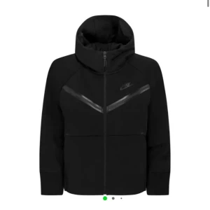 Nike tech - Säljer denna för den blivit för liten o it min stil heller 