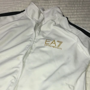 Armani  - Över delen på en armani tracksuit. Är som ny inga defekter på den och lät och ta bort fläckar från den . Det inga f