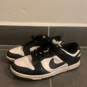 Nike Panda Dunk - Säljer dessa pandas då de inhe kommer till användning längre. Är i väldigt fint skick.