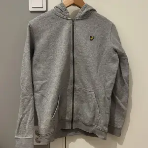 Säljer en snygg och bekväm grå hoodie från Lyle & Scott i mycket bra skick. Perfekt för både skola och fritid. Storlek 12-13 år. Skriv vid några funderingar.