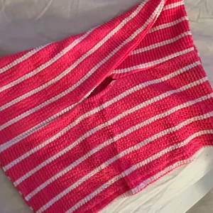 Tub topp - En rosa vit randig tub topp som är neon