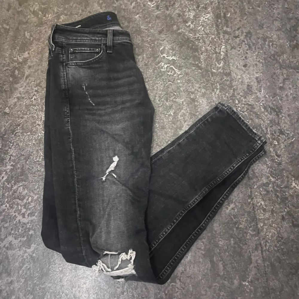 Ett par helt nya jack and Jones jeans otroligt feta. Med lite slitningar storlek 29 32  men sitter mindre tex 28 32. liknar även replay / dondup Slim glenn. Jeans & Byxor.