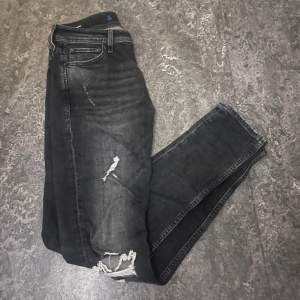 Ett par helt nya jack and Jones jeans otroligt feta. Med lite slitningar storlek 29 32  men sitter mindre tex 28 32. liknar även replay / dondup Slim glenn