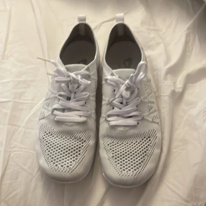 Cheerleding skor - Vita skor som inte har blivit använda mer än fyra gånger. Storlek 38 - 39 och märket är NFINITY. Och man får med en väska som det står en text med bläck penna som jag har skrivit men jag kommer stryka över den.