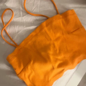 Topp - En orange kroppad topp från Gina 