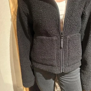 Teddy kofta h&m - I bra skick, storlek M men passar mig som har xs/s! 🩵🌟Slutsåld och säljs inte alls längre.