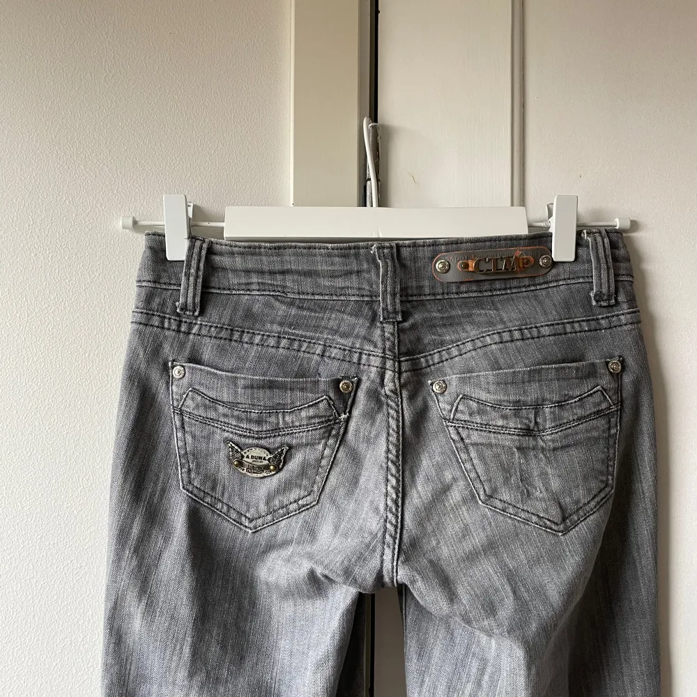 Så coola lowwaist bootcut jeans strl xs (w27). Lite slitna, knappen vid gylfen är utbytt av förra ägeren! . Jeans & Byxor.