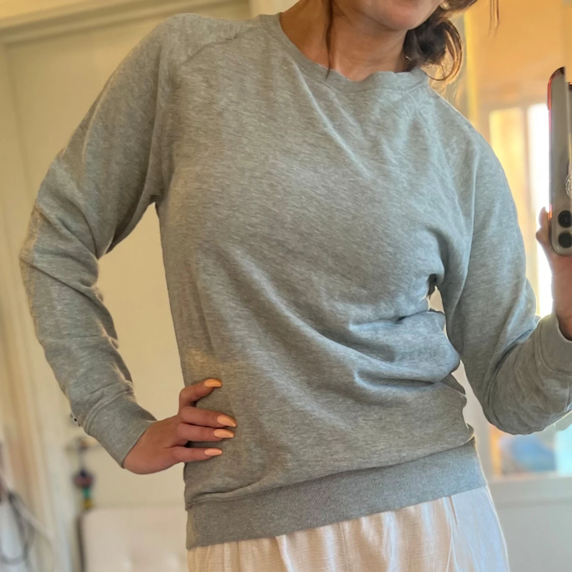 Grå sweatshirt med svart kors - 90