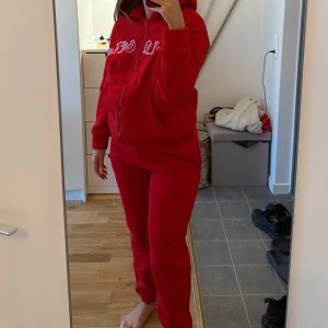 Mjukisset - Rött Mjukisset från shein. Köpt för 300kr. Storlek xs, bara testad. Går att ha byxorna åt båda hållen