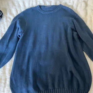 Oversized brandy melville tröja - Oversized brandy stickad tröja i marinblå färg. Fin till vintern och hösten