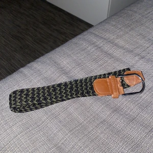 Grish bälte - Aldrig använt fint trendigt bälte. Den är en mörkare ton och en blanding av svart och grön. Väldigt fin färg!