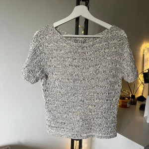 Stickad tröja - Unik stickad tröja som är svart/vit, finns ingen lapp men skulle säga strlk M är inte säker på vart den kommer ifrån tyvärr💕