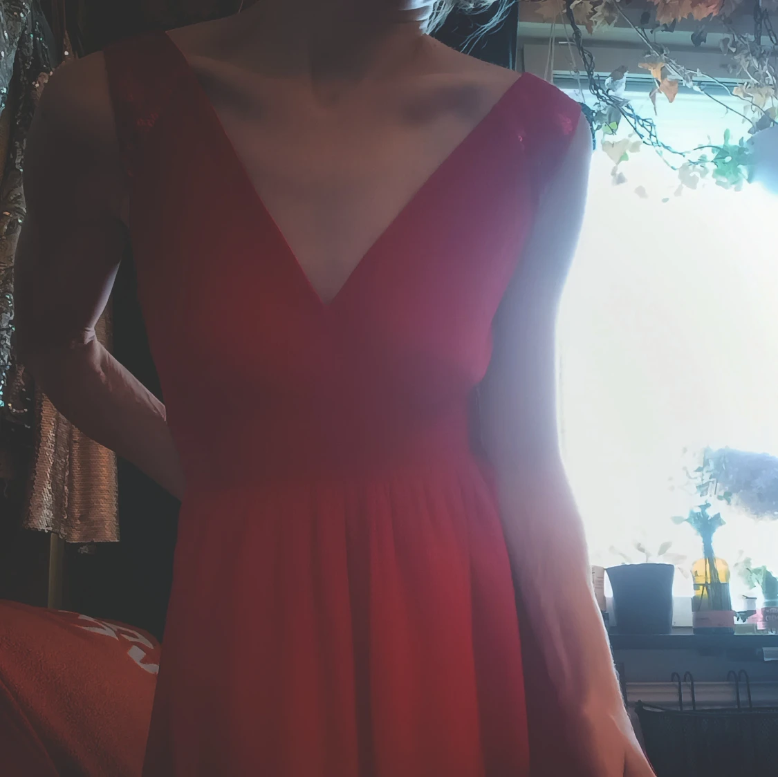 Röd klänning med paljettdetaljer - 4