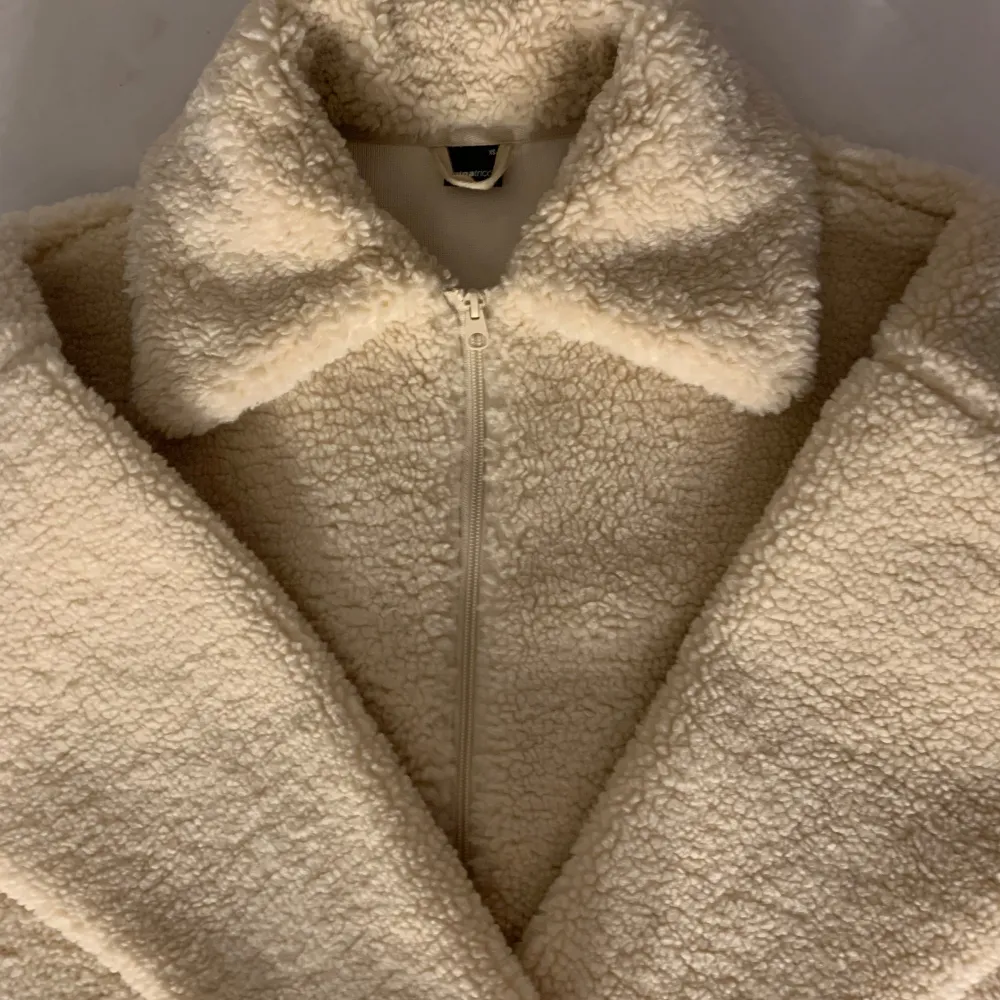 Fluffig beige jacka från Ginatricot, aldrig använd och perfekt till hösten, nypris är 600kr! Den har inga fickor dock!💗. Jackor.