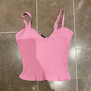 Rosa ribbad linnetopp - Säljer en söt rosa ribbad linnetopp med justerbara axelband. Passar både till vardags och fest!