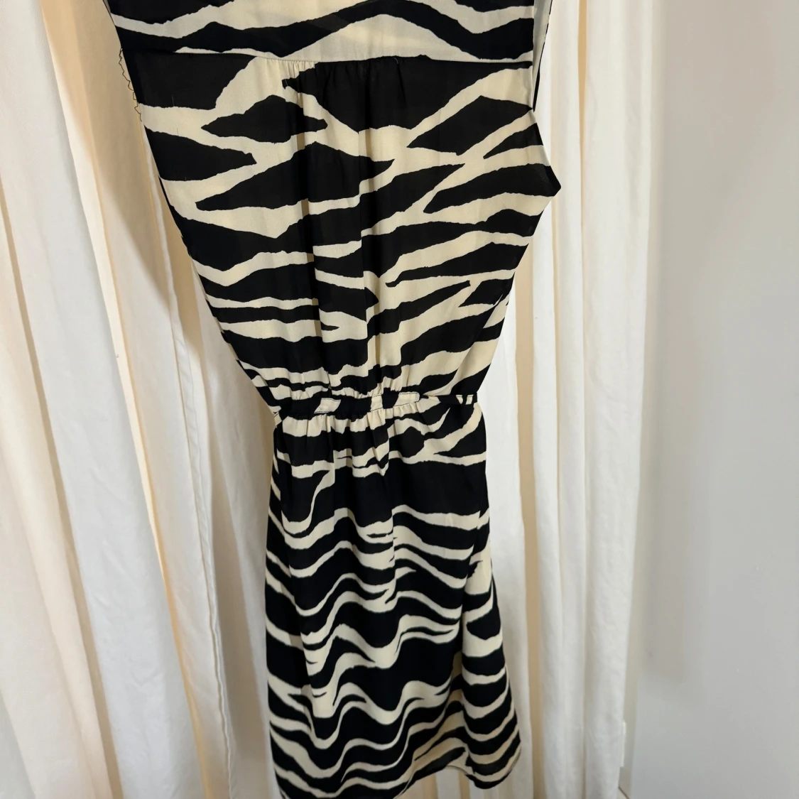 Zebramönstrad klänning med knytband - 92