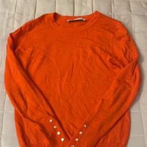 Stickad tröja - Säljer denna orange fin stickade tröjan från Zara som har gulddetaljer vid ärmarna🧡 Den är i mycket bra skick då jag endast använt en gång😋 