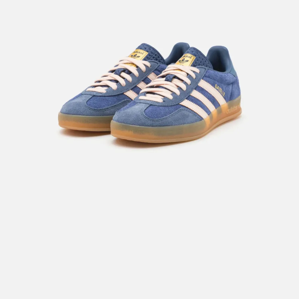 Ett par sjukt feta adidas gazelle som nästan aldrig är använda. De kostar nu pris 1300kr. Som sagt är dem använda max 3 gånger och är i ett 10/10 skick. Skorna är i storlek 46 men sitter mindre. Hör av er vid frågor eller funderingar!😁. Skor.