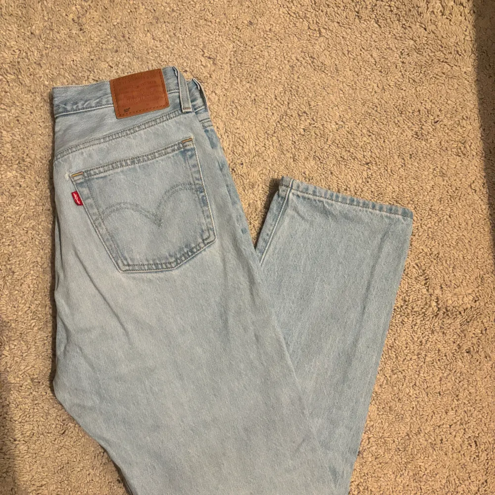 Schyssta Levis 501 Storlek 28,28 Skick 7/10 (Finns 3 mindre slitage vid normal användning, inget som syns när man har på sig, kan lösa bilder om man vill det) Pris kan diskuteras vid snabb och smidig affär samt att börja höra av sig vid några frågor. Farkut & Housut.