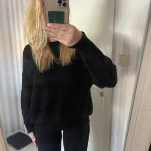 Svart stickad tröja från primark  - Säljer en klassisk svart stickad tröja från primark. Den är perfekt för kyliga dagar med sin mjuka och bekväma passform. Tröjan har långa ärmar och en rund halsringning. Passar både till vardags och lite finare tillfällen. 🖤