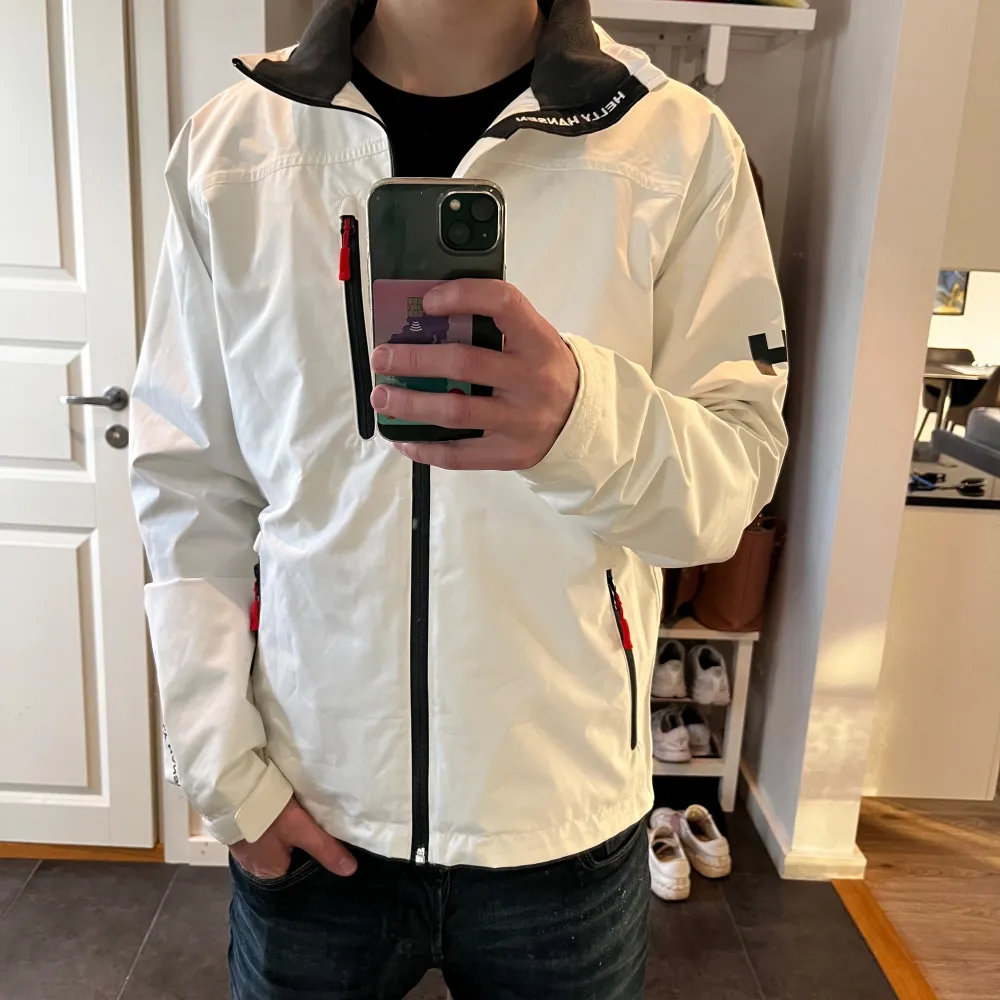 Helly Hansen jacka | Vit | Nyskick | storlek M | modell är 185 | för mer info skriv privat!. Jackor.