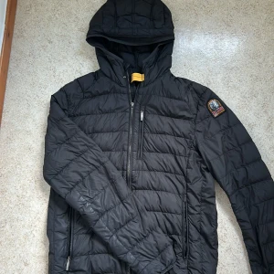 Para jumper jacka  - Para jumper jacka perfekt till hösten väldigt tunn men bra kvalité ny pris 3500 inga skador bara högra fickans dragkedja trasig annars är allt normalt använd ett par gånger, pris diskuteras vid snabb affär