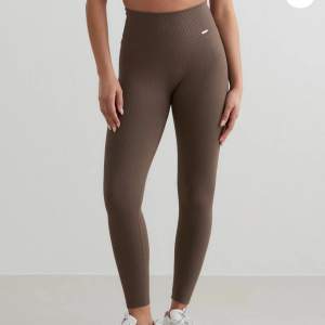 Säljer dessa tights från aimn. De heter Macchiato Ribbed Seamless tights och är endast använda ett fåtal gånger. De har inga defekter och är inköpta i våras för 600kr. Tightsen är i storlek S✨  Hör av er vid frågor✨