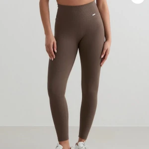 Aimn tights - Säljer dessa tights från aimn. De heter Macchiato Ribbed Seamless tights och är endast använda ett fåtal gånger. De har inga defekter och är inköpta i våras för 600kr. Tightsen är i storlek S✨  Hör av er vid frågor✨