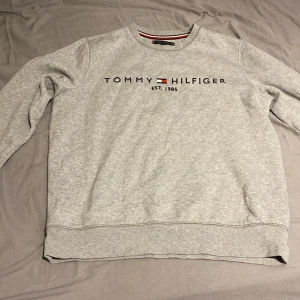 Tommy hilfiger sweatshirt  - En Tommy hilfiger tröja i mycket gott skick, knappt använd. Passar bra på mig som är 1,75-180 cm lång. Det är storlek M