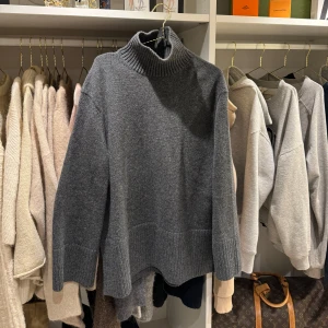 Stickad polo tröja - Jättefin helt oanvänd stickad polo tröja ifrån & Other Stories. Storlek S Kom privat för fler bilder mer frågor 