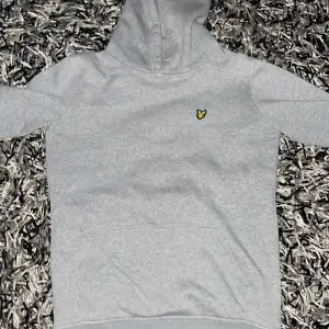 Säljer en lyle&scott hoodie då den är för liten. Hoodien har inga defekter och skick 8,5/10. Priset kan diskuteras.