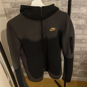 Nike tech fleece - Väldigt fint skick på den, Inte alls använd mycket! 