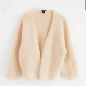Lindex kofta  - En jätte fin beige kofta ifrån Lindex, typ använd 2 ggr så inga defekter alls!🤍 Skriv vid intresse och fler bilder!