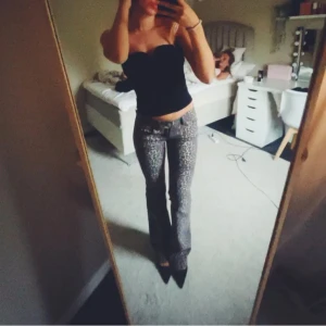 Slutsålda Nelly jeans!! - Säljer nu slutsålda populära leopard jeansen som är lågmidjade från Nelly helt oanvända! I storlek 32🩷 Perfekt till utgång!😇