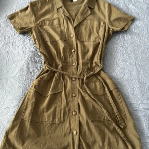 Klänning  - Väldigt fin vintage klänning/(tröja om man vill). Men tyvärr kommer inte till användning. Från H&M storlek S passar M också. Den sitter väldigt fint på om du är intresserad kan skicka bild. Olivgrön färg