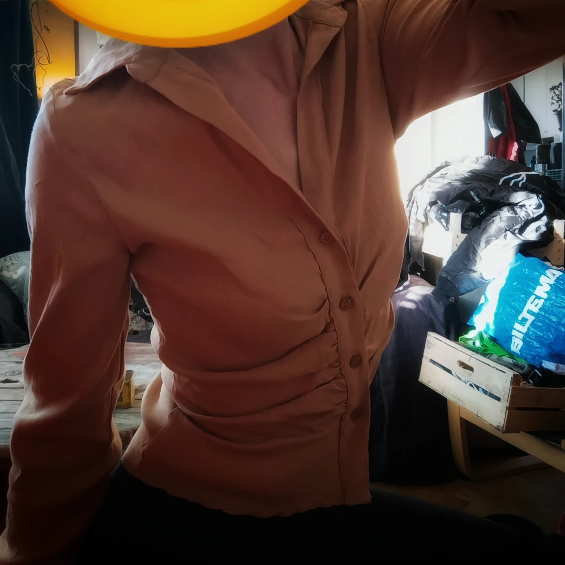 Stilren skjorta med veckade detaljer  - 4