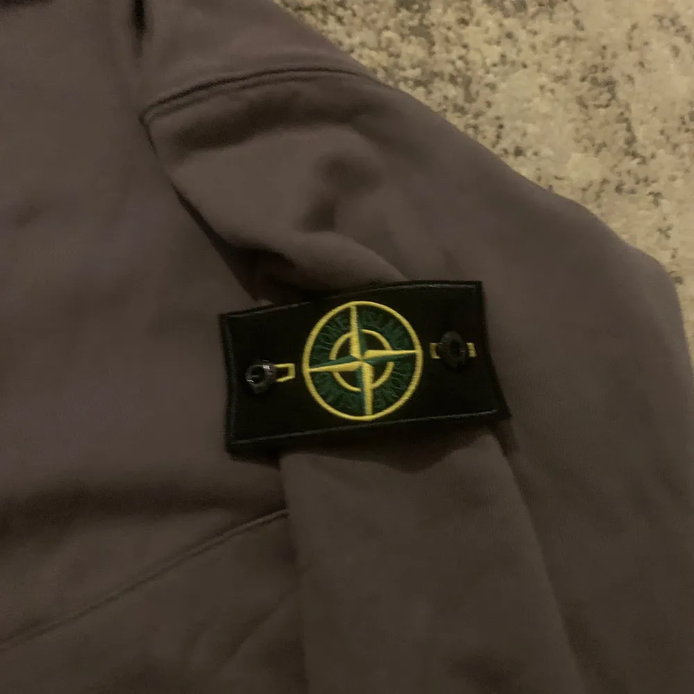 Mycket fin mörk grå Stone island hoddie i nytt skicka med inga skador eller repor, tröjan sitter på storlek M och passar även L, skriv gärna för mer information . Hoodies.