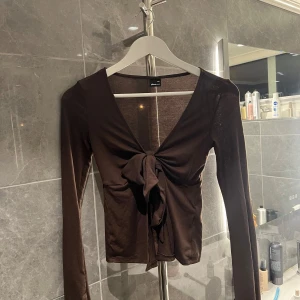 Knyttröja - En helt jättefin oanvänd mörkbrun knyttröja från Gina som köptes för 300kr. Säljer pga ingen användning 🙏❤️Den är i xxs men jag brukar bära S och den funkar för mig 💕