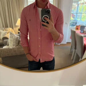 Morris skjorta - Hej säljer nu min fina Morris skjorta i storlek S. Den är i nyskick och kommer vara otroligt snygg i höst/vinter. Nypris cirka 1200kr! Vi kommer att sälja liknande produkter nu närmare vinter så glöm inte följa profilen!🌊🍾