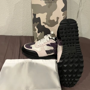 Rockrunners  - Har redan ett par så säljer mina som jag aldrig har använt, allt får du med box, dustbag, allt orginalt, vid frågor och funderingar är det bara att DMa! Öppen för byten!