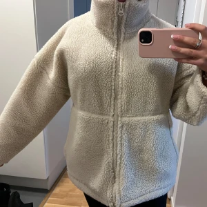 Vit Teddy jacka - Säljer denna fina vita jacka. Köpt denna hösten knappt använd. Slut på hemsidan. Pris kan diskuteras!